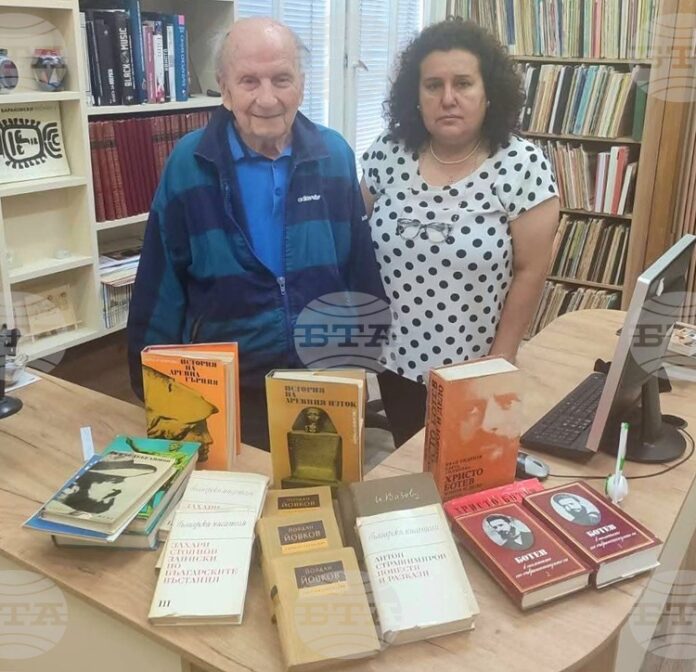 Мъж на 93 години дари лична колекция от творби на Ботев, Йовков, Страшимиров и исторически изследвания на библиотеката в Русе