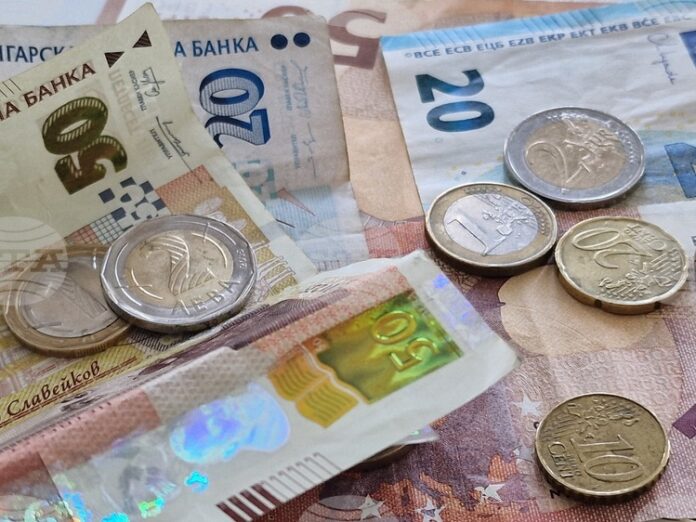Минимална работна заплата от 1213 лева (620,20 евро) от 1 януари 2026 г. предлагат от социалното министерство