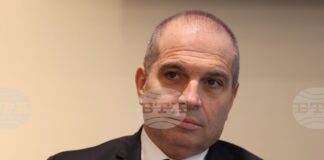 Министър Караджов е възложил проверка заради случай на семейство с трудноподвижно дете, свалено от борда на самолет