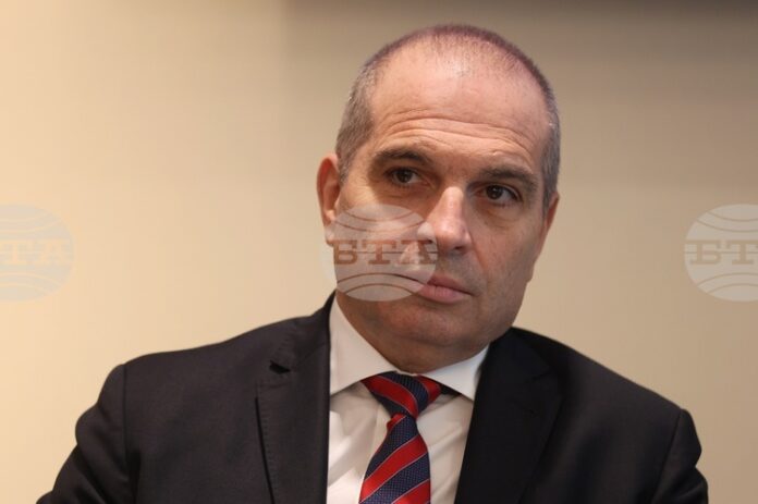 Министър Караджов е възложил проверка заради случай на семейство с трудноподвижно дете, свалено от борда на самолет