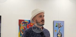 Младият автор Георги Гечев представи в родния си Казанлък изложбата "Избягай с мен"