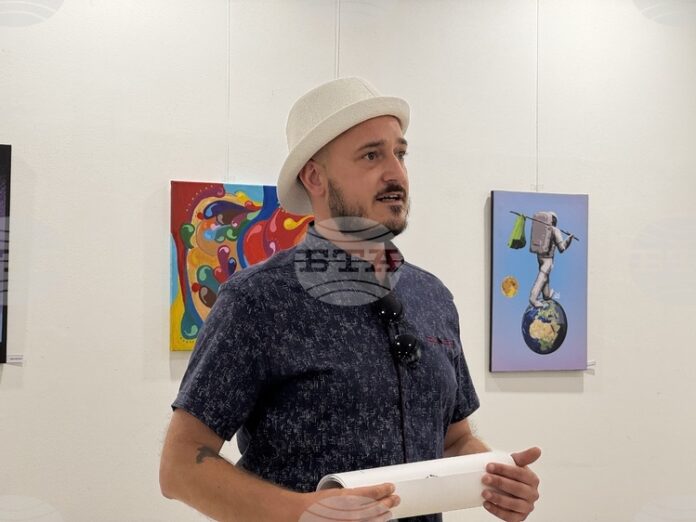 Младият автор Георги Гечев представи в родния си Казанлък изложбата "Избягай с мен"
