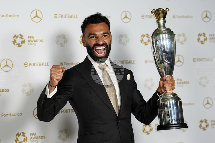 СподелиНападателят на Ливърпул Мохамед Салах беше награден като играч на