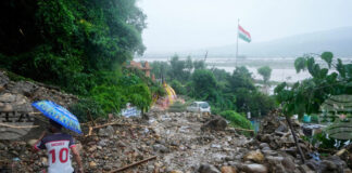 Най-малко 30 души загинаха след причинено от проливни валежи свлачище в Индия