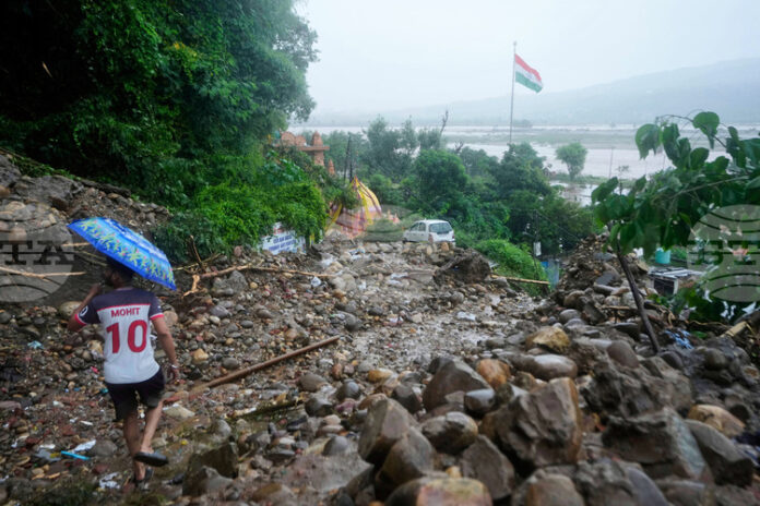 Най-малко 30 души загинаха след причинено от проливни валежи свлачище в Индия