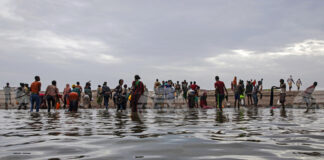 Най-малко 68 души загинаха и десетки са в неизвестност, след като мигрантска лодка потъна край Йемен