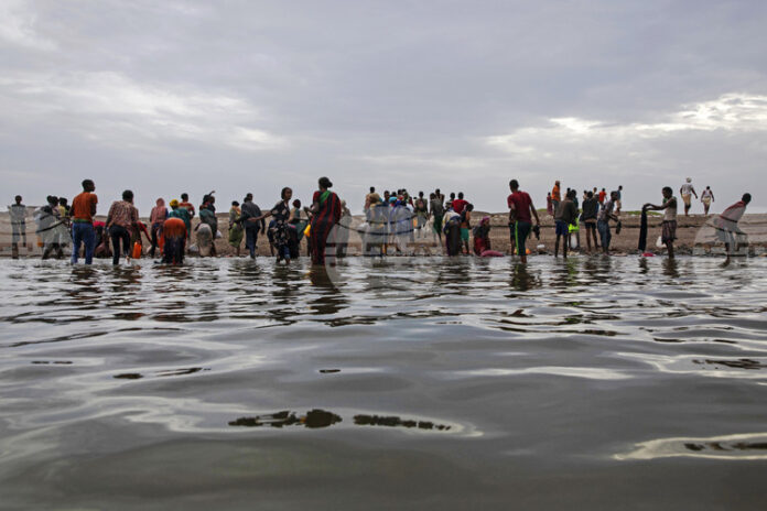 Най-малко 68 души загинаха и десетки са в неизвестност, след като мигрантска лодка потъна край Йемен
