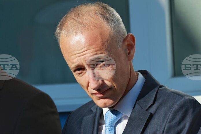 Най-вероятно през ноември ще влезе в сила забраната за мобилни устройства в час, каза министър Красимир Вълчев