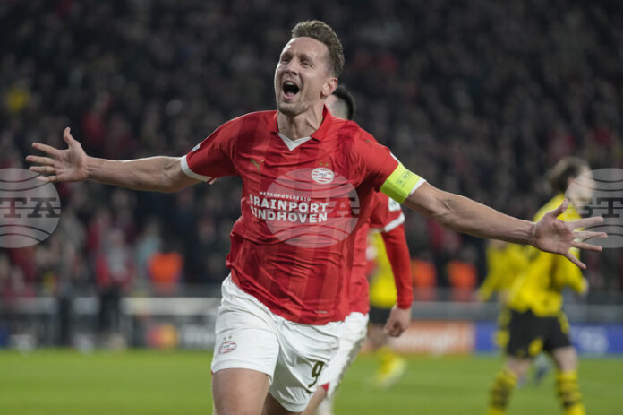 Нидерландският нападател Люк де Йонг бе представен като играч на Порто