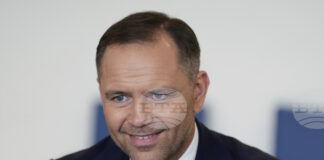 Новизбраният десен президент на Полша Карол Навроцки днес ще встъпи в длъжност