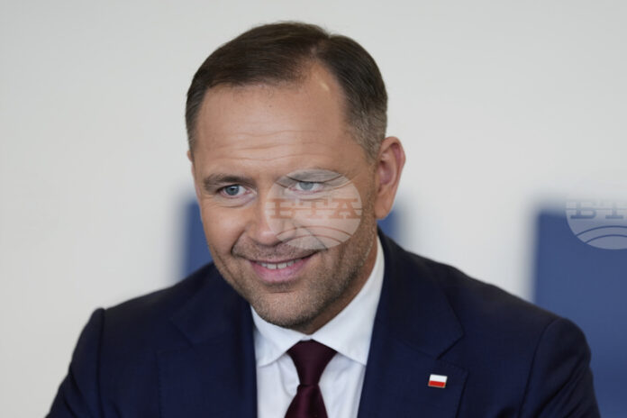 Новизбраният десен президент на Полша Карол Навроцки днес ще встъпи в длъжност