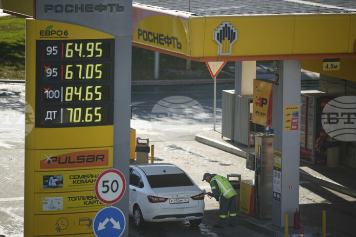 Някои части на Русия изпитват недостиг на бензин след украински атаки срещу рафинерии, цената на горивото се повиши