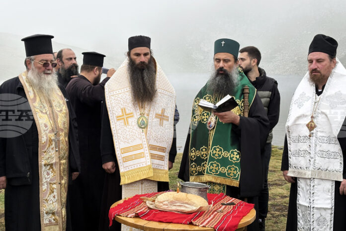 ОБНОВЕНА Българският патриарх Даниил отслужи водосвет на езерото Бъбрека в Рила планина