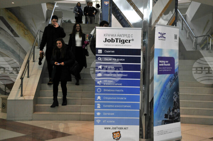 Обявите за работа у нас намаляват през юли с 12 Обявите за работа у нас намаляват през юли с 12 процента на месечна база, отчита специализиран сайт