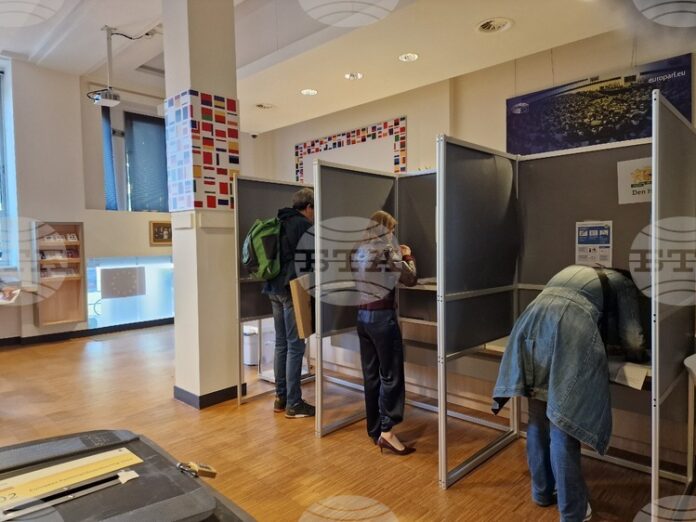 ОБЗОР
                                                                                                Изборите в Нидерландия и социалните мрежи: ще промени ли нещо делото срещу „Мета“