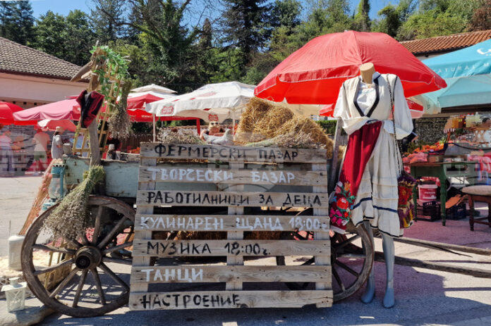 Около десет местни производители на праскови се включиха в третото издание на Празника на храбринската праскова