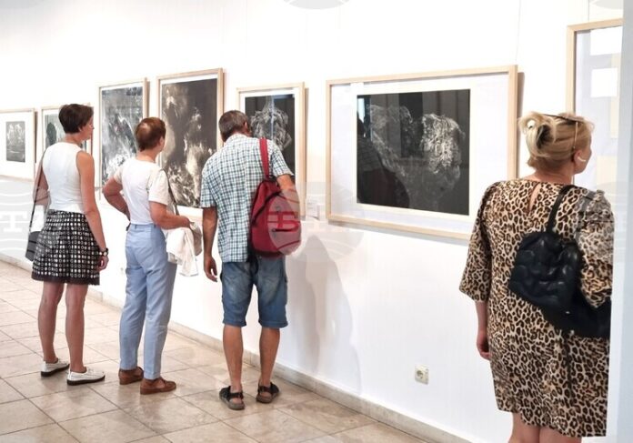 Олесия Джураева от Украйна е носител на Голямата награда на Международното биенале на графиката във Варна