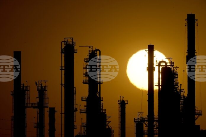 ОПЕК+ се е съгласила да увеличи добива на петрол с 548 000 барела на ден през септември