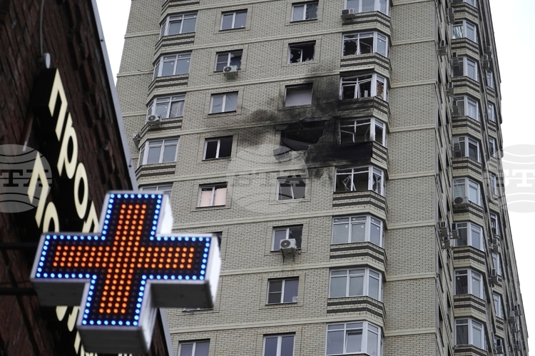 СподелиОтломки от свален украински дрон предизвикаха пожар на покрива на