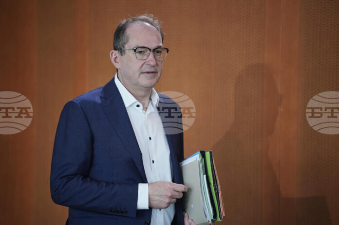 Пакистан депортира афганистанци, които са част от германска програма за Пакистан депортира афганистанци, които са част от германска програма за приемане на бежанци, каза германски министър