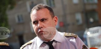 Пет противопожарни екипа и горски служители работят по огнища в Пирин, каза на брифинг директорът на пожарната в Благоевград