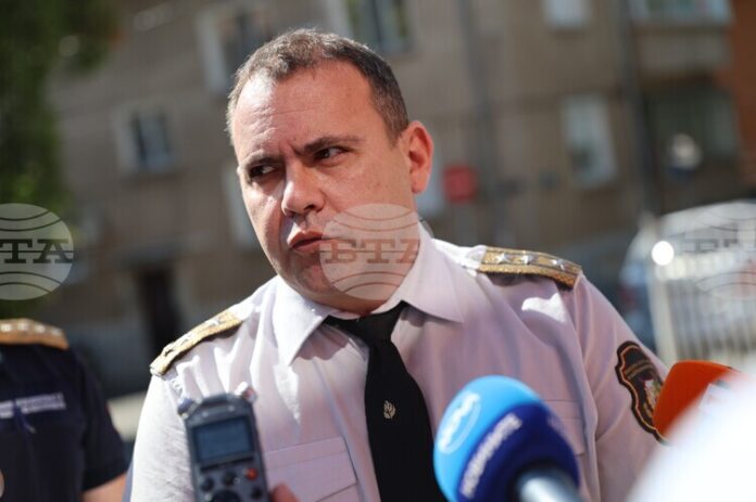 Пет противопожарни екипа и горски служители работят по огнища в Пирин, каза на брифинг директорът на пожарната в Благоевград