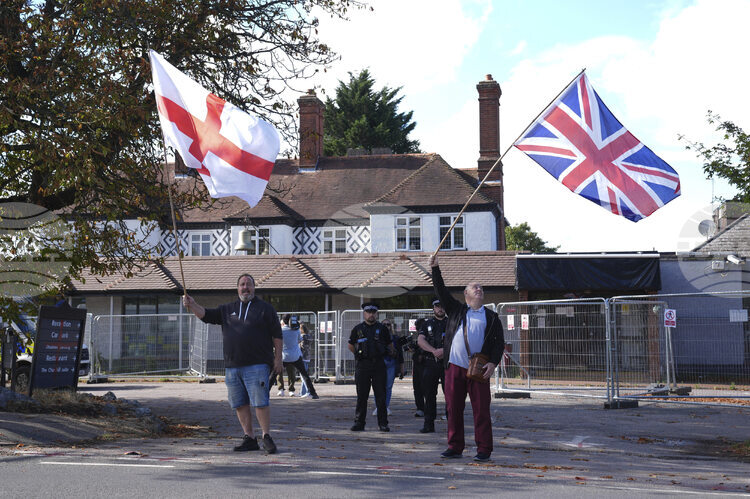 СподелиДнес британската полиция е задържала петима души след като група