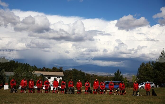 Планинските спасители от Карлово и Калофер издирват от снощи румънски Планинските спасители от Карлово и Калофер издирват от снощи румънски турист в района на връх Ботев