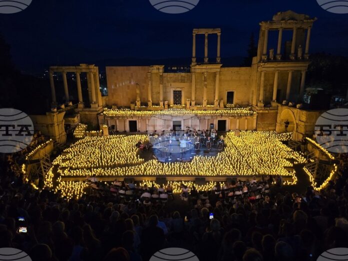 Пловдивчани се насладиха на популярни джаз стандарти под светлината на хиляди свещи