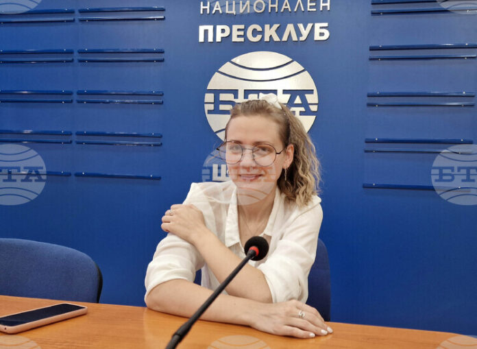 Поетесата Анна Лазарова сподели, че е щастлива отново на шуменска Поетесата Анна Лазарова сподели, че е щастлива отново на шуменска сцена с „Лято арт“ десет години след спечелването на конкурса „Боян Пенев“