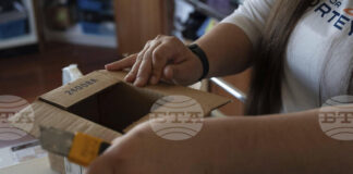 Прекратяването на освобождаването от мита на пратки с ниска стойност в САЩ е за постоянно, заявиха американски официални представители