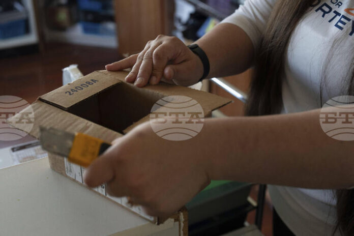 Прекратяването на освобождаването от мита на пратки с ниска стойност в САЩ е за постоянно, заявиха американски официални представители