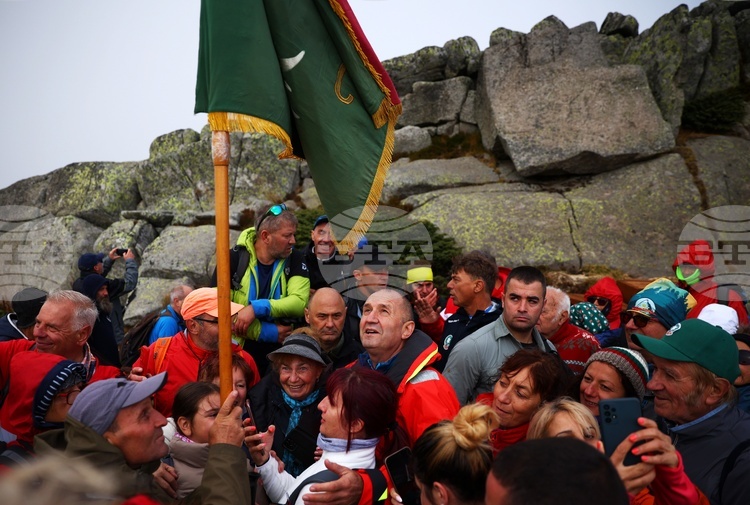 СподелиПрезидентът Румен Радев взе участие в похода до Черни връх