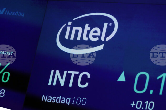 "Интел" предупреди за рискове от сделката с администрацията на Тръмп