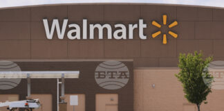 "Уолмарт" повиши годишната си прогноза, въпреки че печалбата остава под очакванията за първи път от над три години