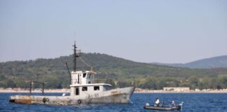 Риболовният кораб “Чавдар“