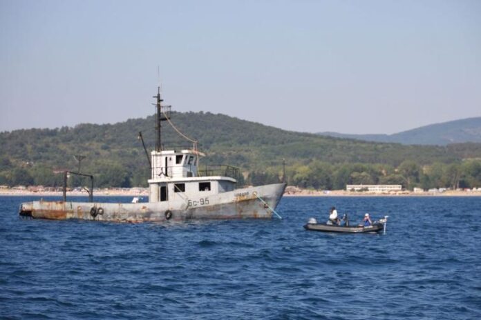 Риболовният кораб “Чавдар“