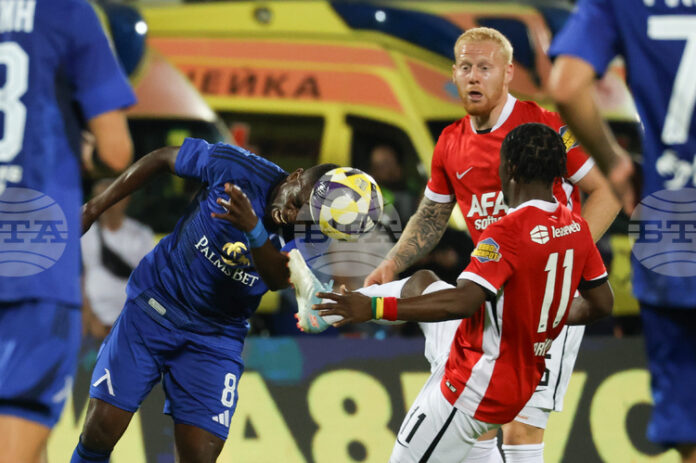 Разбирам, че е изненадващо да вкарам с глава, защото не съм висок, каза първият голмайстор на АЗ Алкмаар Ибрахим Садик