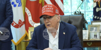 РАЗШИРЕНА
                                                                                                Тръмп повдигна въпроси относно "чистка" в Южна Корея преди среща с президента на страната