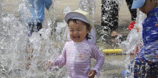 Рекордните над 40 на сто от бащите с малки деца в Япония са взели отпуск по бащинство през 2024 г.