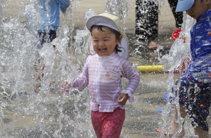 Рекордните над 40 на сто от бащите с малки деца в Япония са взели отпуск по бащинство през 2024 г.