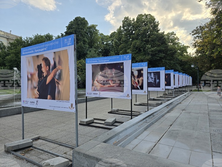 СподелиВ Пловдив тази вечер бе открита фотографска изложба посветена на