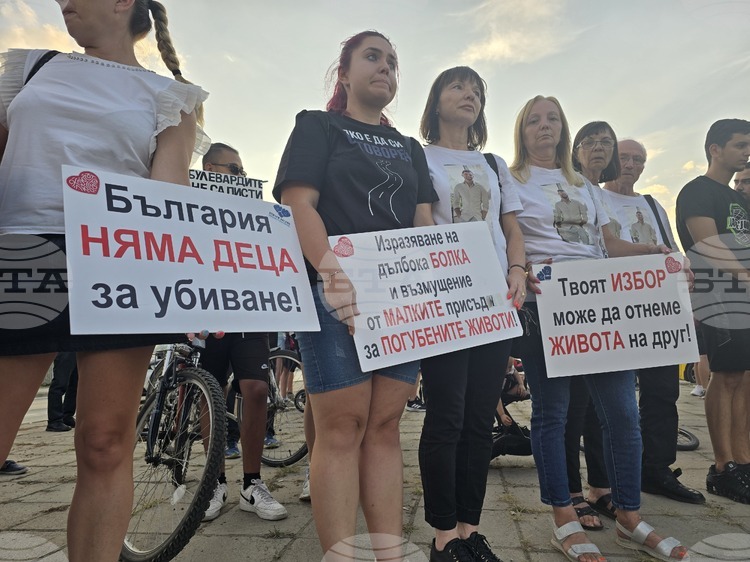 СподелиГражданите спазиха минута мълчание в памет на жертвите на пътищата