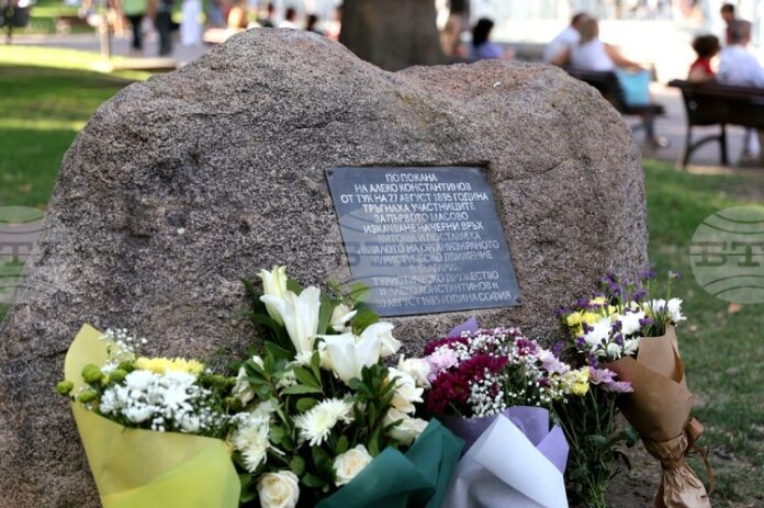 С поднасяне на цветя и шествие в София продължават честванията С поднасяне на цветя и шествие в София продължават честванията на 130 години от началото на организирания туризъм в България