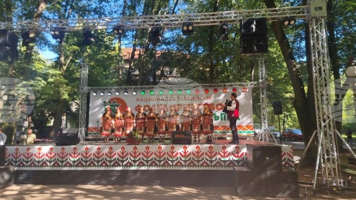 Съборът „Богородична стъпка“ събра в курорта Старозагорски бани любители на фолклора от цялата страна