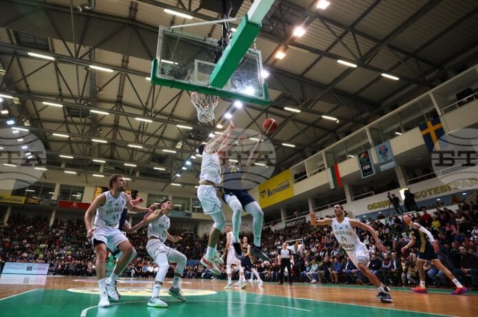 Само победа над Австрия запазва шансовете на българския национален тим по баскетбол за следващата фаза на световните квалификации