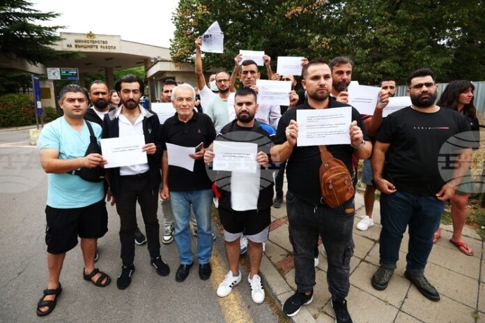 Сирийски граждани протестираха в София във връзка с процедурата за издаване на визи на членове на техните семейства