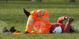 Спадът в заетостта във Великобритания се забавя, но безработицата остава на четиригодишен връх