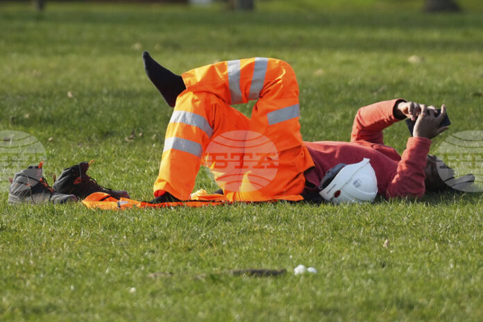 Спадът в заетостта във Великобритания се забавя, но безработицата остава Спадът в заетостта във Великобритания се забавя, но безработицата остава на четиригодишен връх