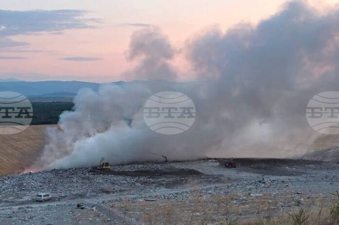 Станция на РИОСВ пътува към района на горящото сметище в Станция на РИОСВ пътува към района на горящото сметище в Шишманци, към този час димоотделянето в района е редуцирано, съобщиха от пожарната